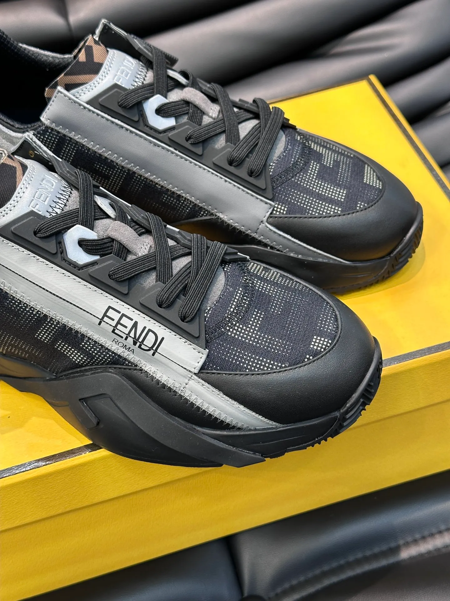 Men's shoes 💰p560 "Fend*" new men's casual sports shoes, equipped with elastic straps, side zippers, and corrugated soles engraved with F. Embossed Fendi Flow lettering on the heel. Made of technical fabric and a mix of blue and suede. Decorated with Lycra® details. FF graphic tongue. Ultra-light and wear-resistant EVA sole. Size: 38-44